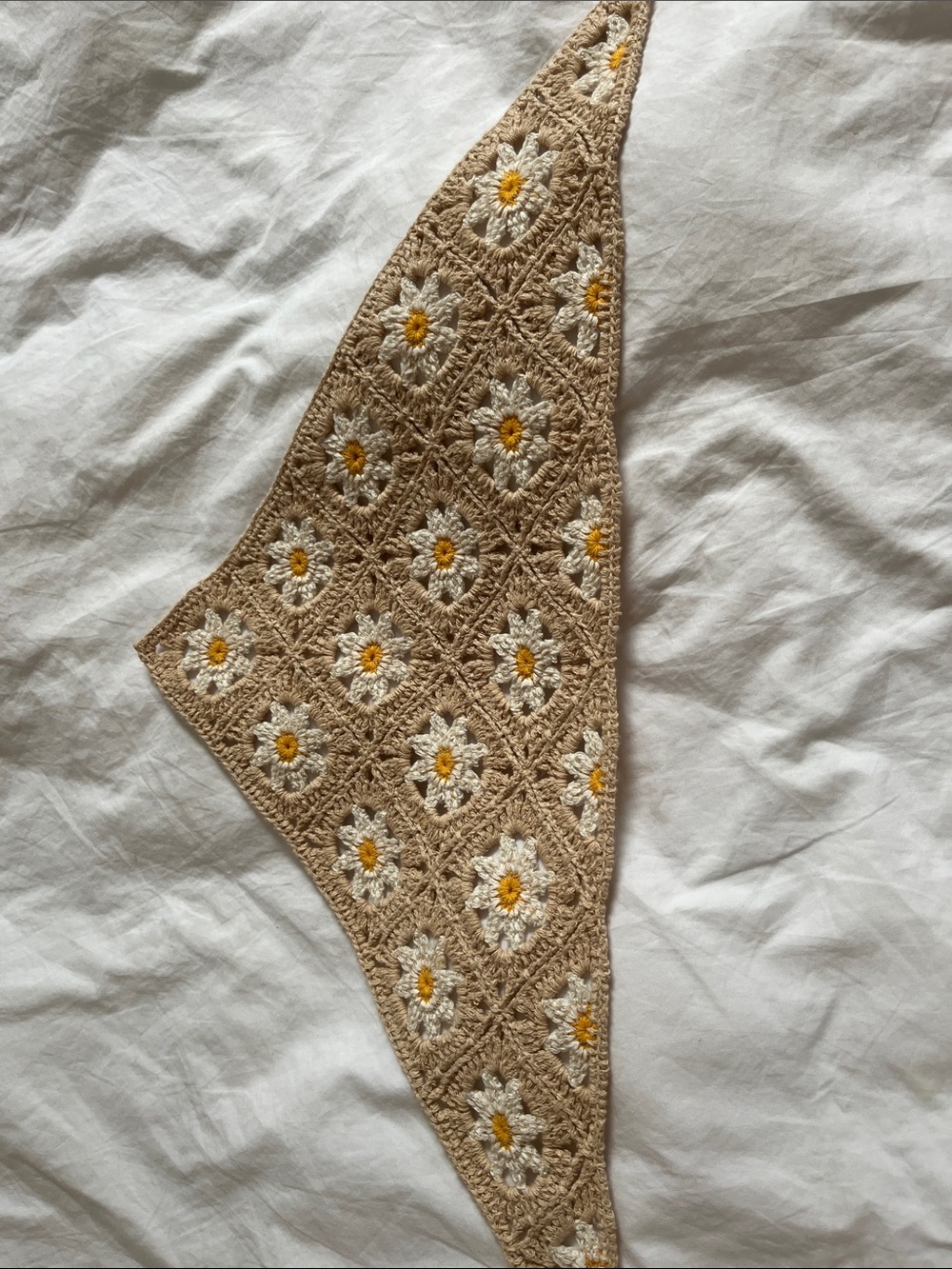 Crochet looking daisy cutout beige triangle hair bandana nwot - Picture 3 of 4